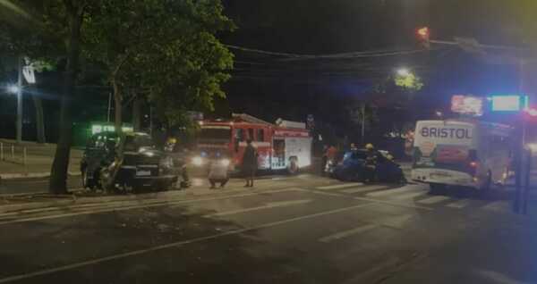Diario HOY | Camioneta embiste a un auto en zona Villa Morra
