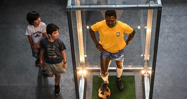 En la cuna deportiva de Pelé, admiración por el astro hospitalizado