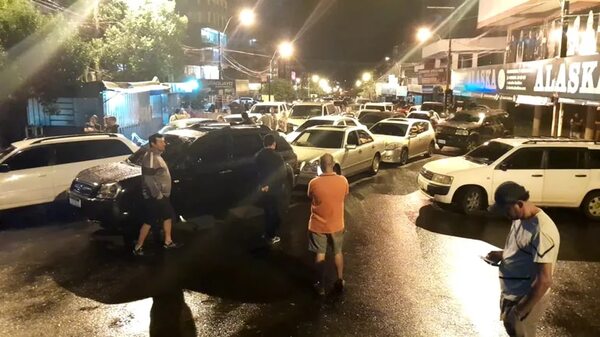 Manifestantes cerraron el acceso al puente San Roque González - Nacionales - ABC Color
