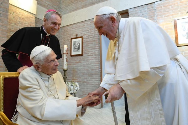 Vaticano anuncia un "agravamiento" en la salud de Benedicto XVI y el Papa pide rezar por él - .::Agencia IP::.