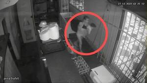 [VIDEO] ¡Insólito! Mujer entró a robar a un local comercial ¡con su bebé en brazos!