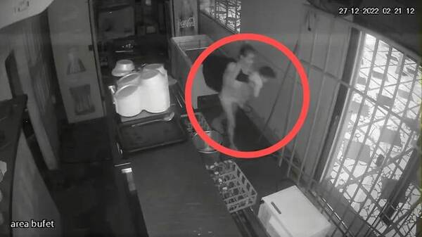 [VIDEO] ¡Insólito! Mujer entró a robar a un local comercial ¡con su bebé en brazos!