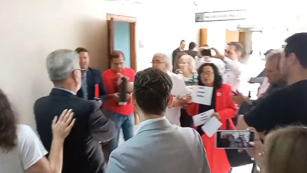 Simpatizantes de Juan Vera intentan amedrentar a Menchi en audiencia