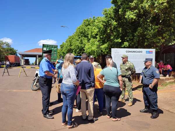 Trabajadores de frontera exigen agilizar paso a la Argentina