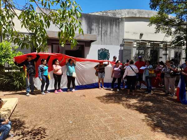 Piden entrega de bonos de la EBY para pobladores del barrio Santa Cruz