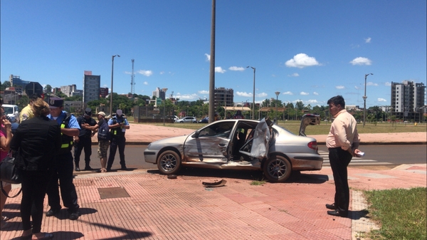 Violento choque deja importantes daños materiales