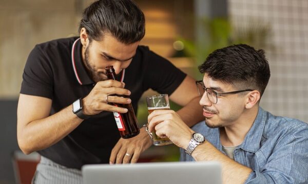 Estudio: Alcohol provoca que hombres se sientan atraídos por otros hombres