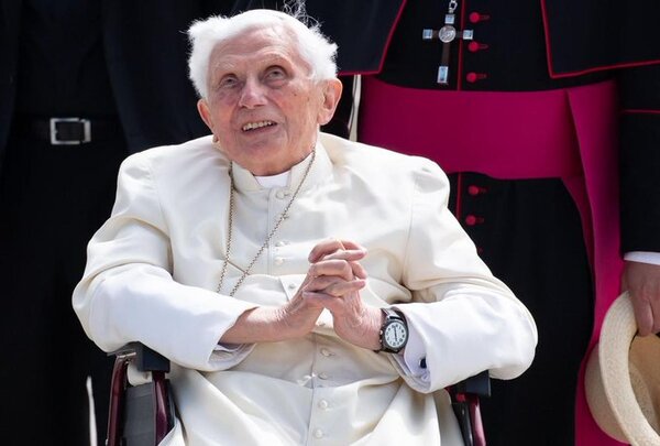 Papa Benedicto XVI se estaría “apagando como una vela”