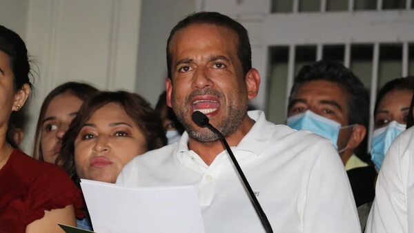 Bolivia avanza hacia una dictadura: La policía arrestó al gobernador de Santa Cruz y líder opositor al gobierno de Luis Arce - Informatepy.com