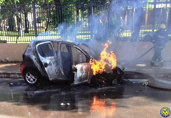 Fuego devora un auto en pleno centro de Luque •