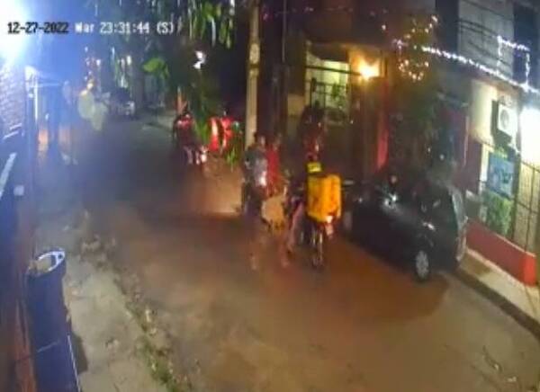 Motochorros se llevan hasta la comida que debía repartir un delivery