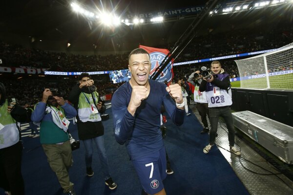 Con un gol de penal de Mbappé en el último minuto, PSG triunfa en la vuelta de la Ligue 1