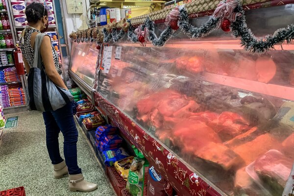 El salario mínimo y las pensiones en Venezuela, menos de un kilo de carne - MarketData