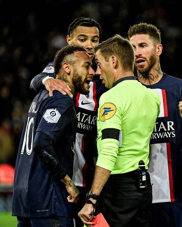 [VIDEO] Francia: Neymar ligó dos tarjetas amarillas en un minuto y fue expulsado