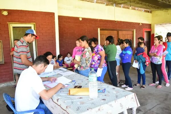 Entregaron bonos sociales en Ayolas - Economía - ABC Color