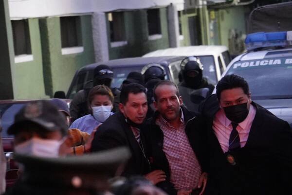 En Bolivia detienen a principal líder de la oposición y denuncian que fue un “secuestro” | 1000 Noticias