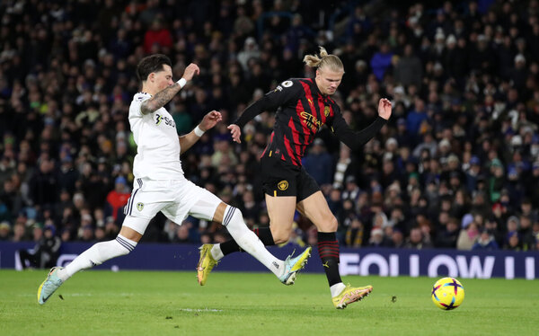 Un insaciable Haaland logra que el Manchester City se mantenga cerca del Arsenal