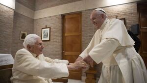 Papa Francisco pide orar por Benedicto XVI, que "está muy enfermo"