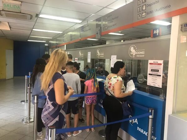 Viajes al Brasil para Año Nuevo: larga espera en Migraciones de Foz - ABC en el Este - ABC Color