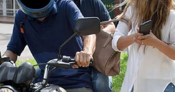 Motochorros armados roban motocicleta, cartera y celular de una joven en Jardín Aurora - Radio Imperio