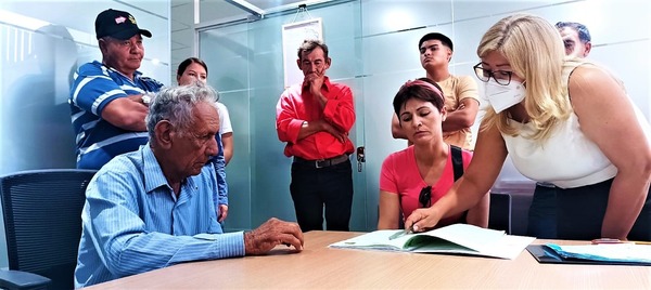 MOPC prosigue con la entrega de viviendas en compensación por las obras de Transchaco - .::Agencia IP::.