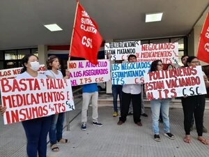 Trabajadores protestan contra “vaciamiento” de las arcas del IPS - Nacionales - ABC Color