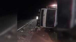 Conductor de camión esquivó a transeúnte y volcó sobre la Ruta PY06