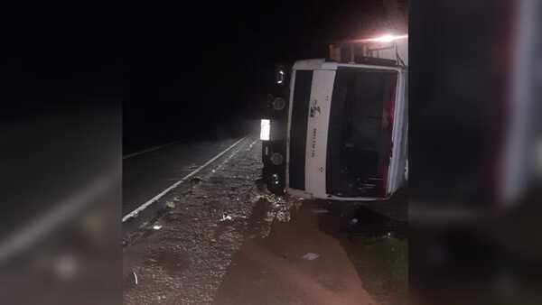 Conductor de camión esquivó a transeúnte y volcó sobre la Ruta PY06