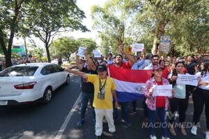 Diario HOY | Funcionarios del MADES protestan para exigir cumplimiento de nivelación salarial