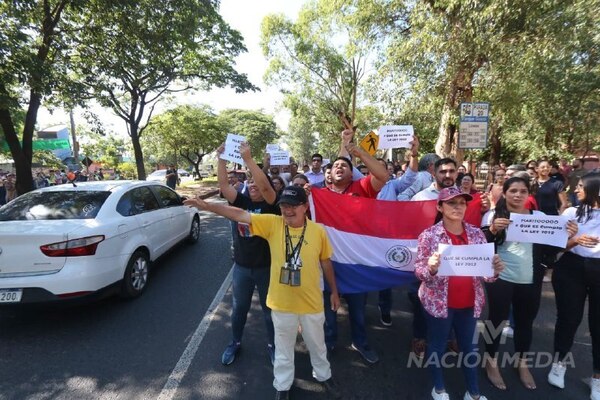 Diario HOY | Funcionarios del MADES protestan para exigir cumplimiento de nivelación salarial