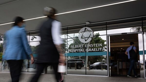 Pelé completa un mes en el hospital