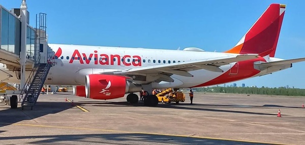 Avión aterriza en el Silvio Pettirossi por emergencia médica | 1000 Noticias