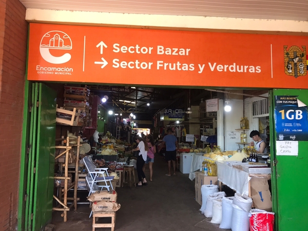 Ejecutan tareas de hermoseamiento y mejoras en el mercado municipal La Placita