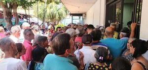 Larga fila y desorden para el cobro de pensión de adultos mayores en Ciudad del Este - ABC en el Este - ABC Color