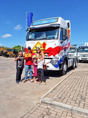 Amigo Camionero y el Grupo TIMBO entregaron el camión Sinotruk A7 al ganador del sorteo