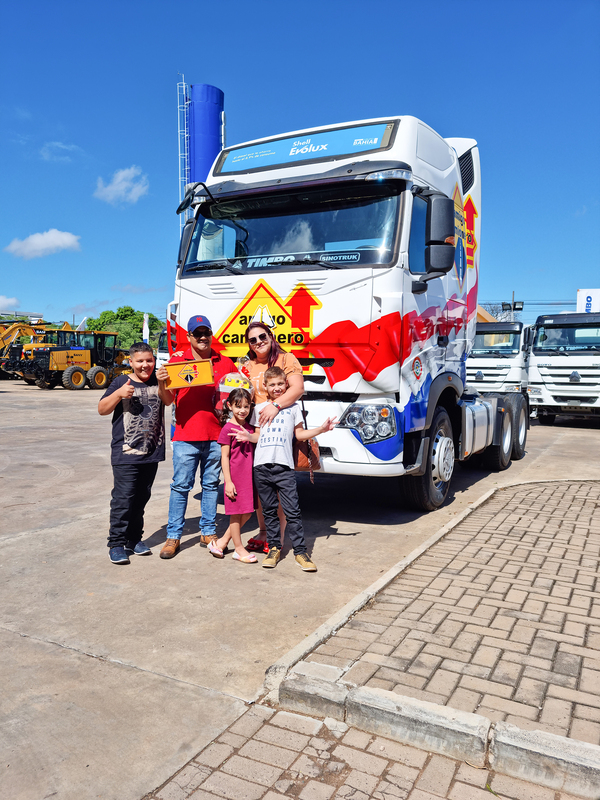 Amigo Camionero y el Grupo TIMBO entregaron el camión Sinotruk A7 al ganador del sorteo