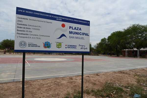 Ministro de Deportes inspecciona plazas deportivas en Filadelfia y Loma Plata