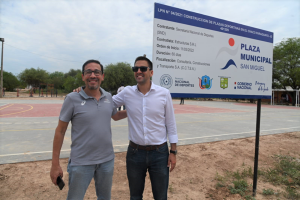 Ministro verifica construcción de las plazas deportivas de Filadelfia y Loma Plata - .::Agencia IP::.
