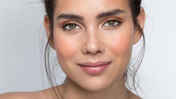 ¿Sabías que las cejas también necesitan de una rutina de cuidado?