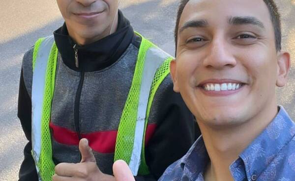 [VIDEO] Periodista se asustó y corrió de motoqueiro, pero este quería "selfie" nomás