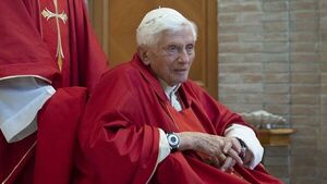 Preparar el funeral de un ex papa, una primicia para el Vaticano