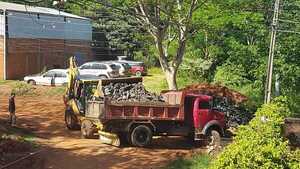 Descargaron piedras para empedrar una calle, pero hoy vuelven a retirar » San Lorenzo PY