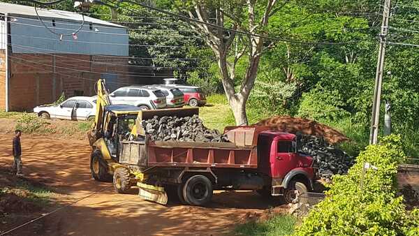 Descargaron piedras para empedrar una calle, pero hoy vuelven a retirar » San Lorenzo PY
