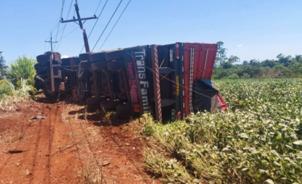 Aparatoso vuelco de camión de gran porte en Naranjal