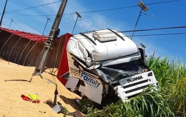 Explosión de neumático ocasionó vuelco de un camión con 30.000 kilos de maíz - ABC en el Este - ABC Color