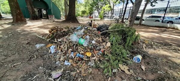 Basura en plena plaza, frente a una librería - Crónicas Ciudadanas - ABC Color