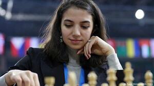 Ajedrecista iraní Sara Khadem compite sin hiyab en señal de apoyo a las protestas de su país