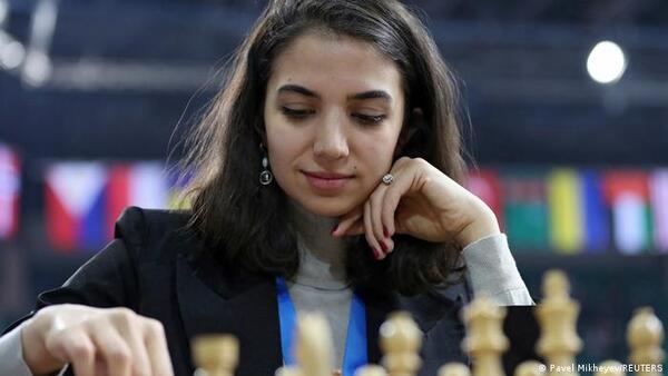 Ajedrecista iraní Sara Khadem compite sin hiyab en señal de apoyo a las protestas de su país