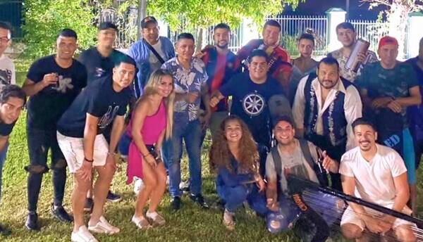 [VIDEO] Regalaron serenata de despedida a Dahiana Bresanovich y Blas Riveros