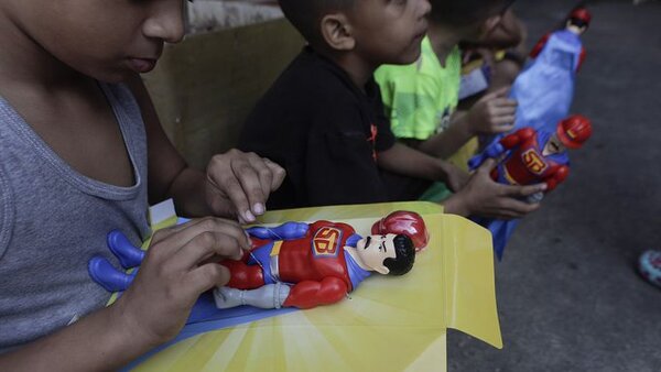 "Superbigote", el juguete inspirado en Nicolás Maduro que siembra la polémica en el país